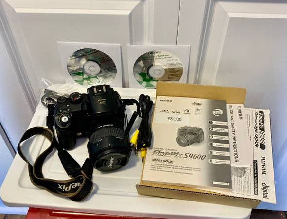 Fujifilm FinePix S9100 Digital Camera 9.0MP in Cameras & Camcorders in Burnaby/New Westminster - Image 2