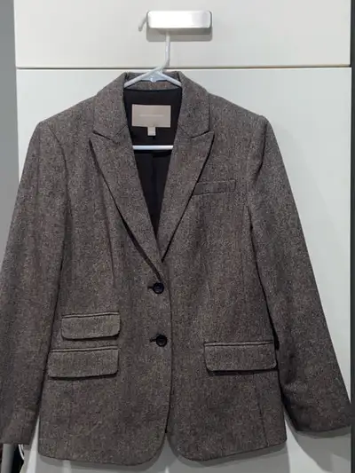 Banana Republic Ladies Elegant Suit (2 PCs) In Excellent Condition With Lining Inside Size: 8 Price:...