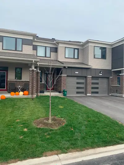 Three-year new townhouse with 3 bedrooms and 2.5 bathroom located in Mattamy Kanata Connection Commu...