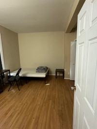 ROOM FOR RENT(SPACIOUS)