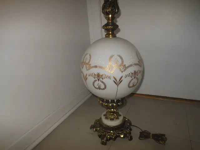 Antique Table Lamps in Indoor Lighting & Fans in City of Montréal - Image 8