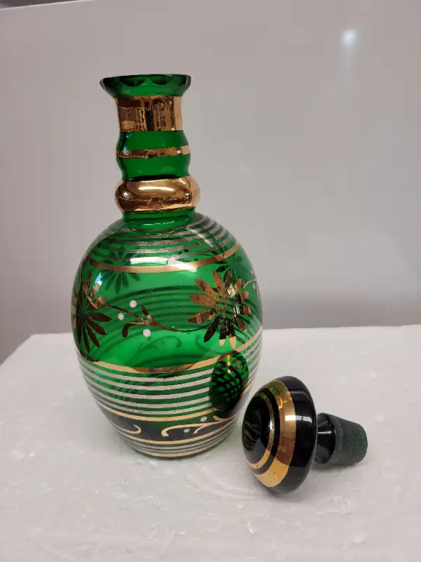 VTG Green & Gold Glass Decanter/Carafe With Stopper in Arts & Collectibles in Dartmouth - Image 5
