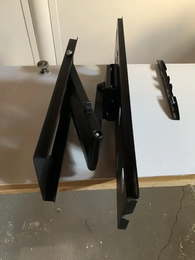 TV Rack Universelle (Négociable) in Other in Trois-Rivières - Image 2