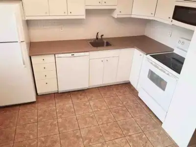 ✨ AUGUST SUBLET + LEASE TAKEOVER OPTION✨ 15 minute bus ride to Hurdman Station so ideal for UOttawa...