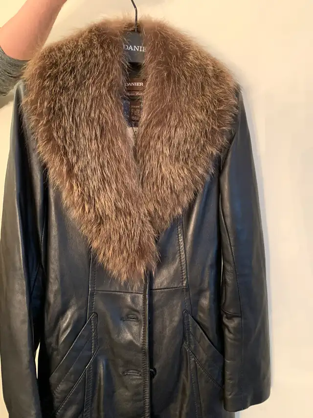 New Danier Leather Jacket Coat with fur $1,29962854393869057123