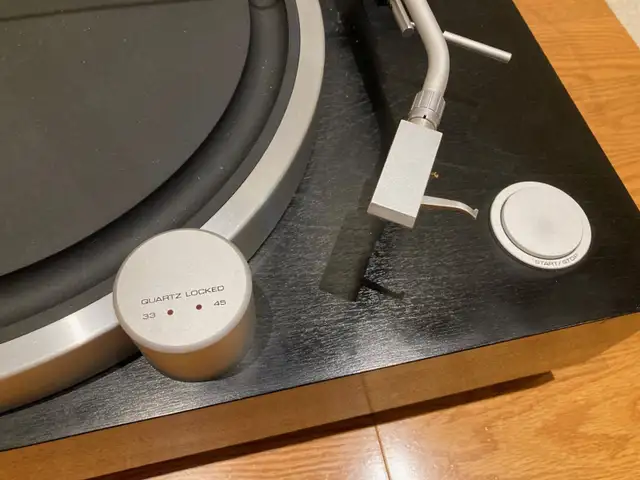 Yamaha GT-2000 top model turntable in excellent condition in Stereo Systems & Home Theatre in Mississauga / Peel Region - Image 9