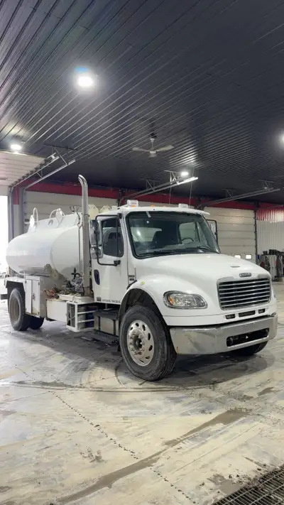 2005 Freightliner with Mercedes diesel, 406 Aluminum tank, Lash- Meyer’s aplex - 1 3/8 plungers SC45...