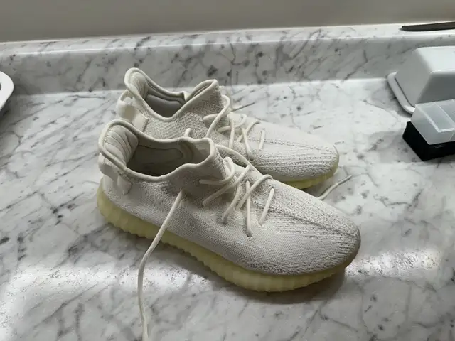 Yeezy 350 v2 Cream size 11 in Men's Shoes in Oakville / Halton Region - Image 3