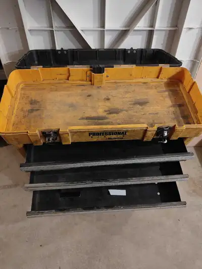 Vintage Mastercraft tool box 3 drawer! Drawers are metal the rest is plastic