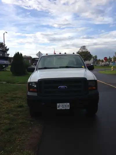 Great work horse. 6.0 Power Stroke Diesel. Many New and hardly used Injectors, Starter, Alternator,...