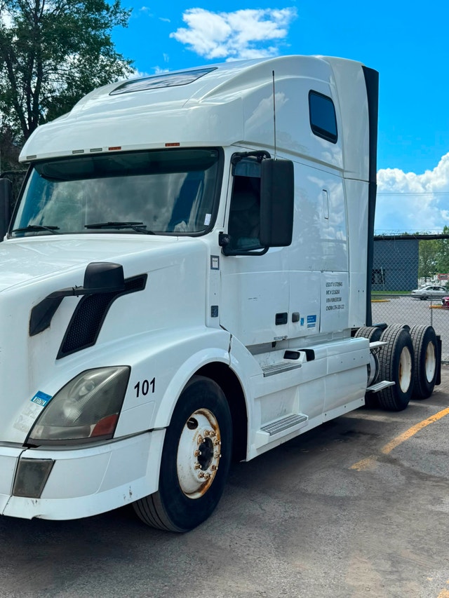 2011 Volvo VNL 670 Sleeper Cab Truck for sale