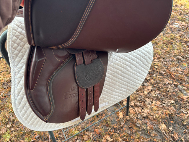 Close Contact Saddle, Almost New 17" in Equestrian & Livestock Accessories in Kawartha Lakes - Image 4