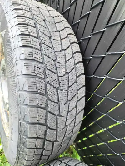 4 pneus 215/70R16 à vendre ✅ Bonne condition Avec 4 enjoliveurs Prix : 200
