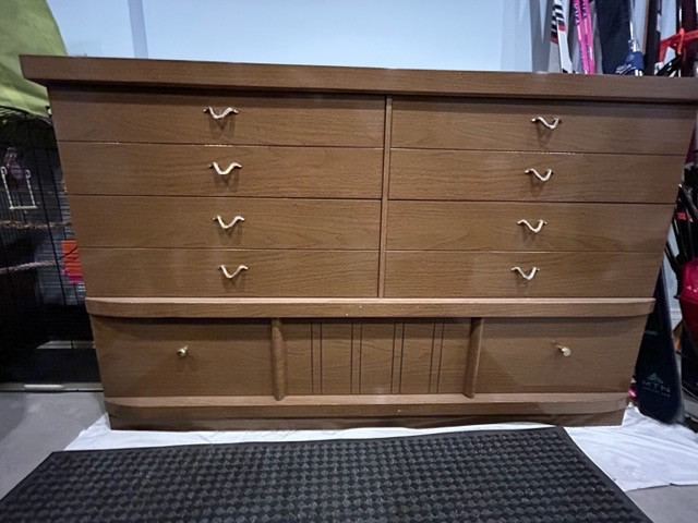 Vintage 5 drawer dresser in Dressers & Wardrobes in Calgary