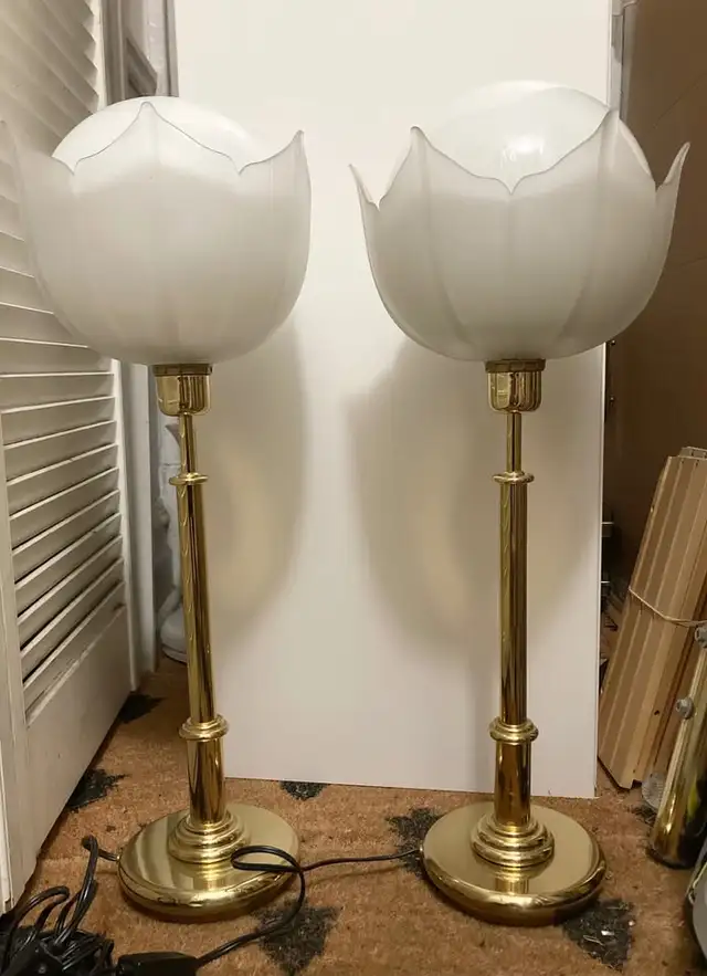 2 Mid Century 80s Table Lamp Set with Opaque Murano Glass Globe in Indoor Lighting & Fans in City of Montréal - Image 4