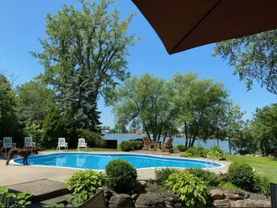 Superbe maison ancestrale au cœur du vieux Iberville, directement sur le bord de la rivière richelie...