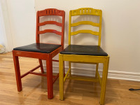 2 petites chaises antiques coloréess l
