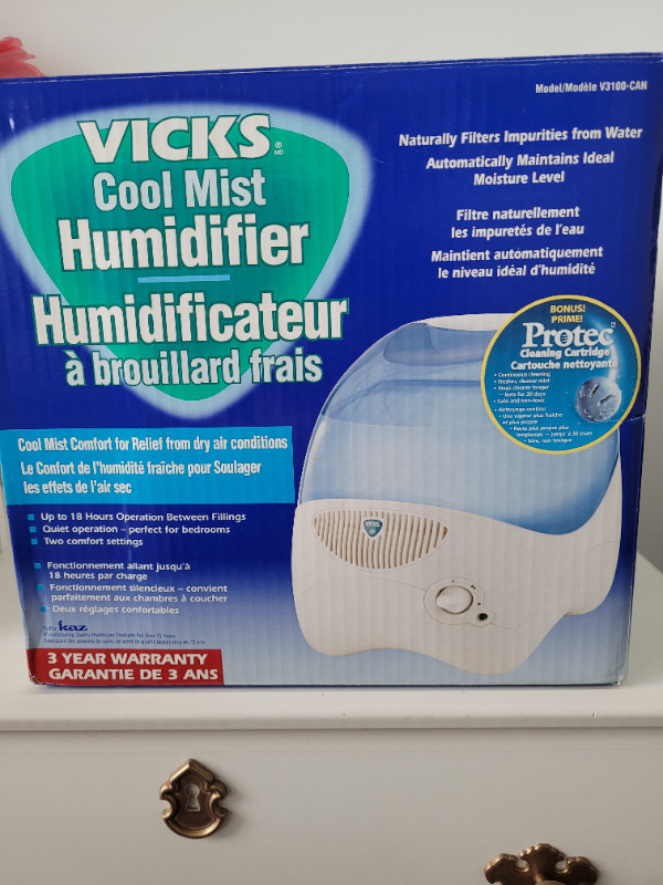 Vicks Humidifier in Heaters, Humidifiers & Dehumidifiers in Calgary