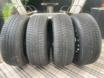 4 pneus Michelin x ice 225 60R18 avec jantes 5x114,3 déjà monté prêt à être installé. Les pneus sont...