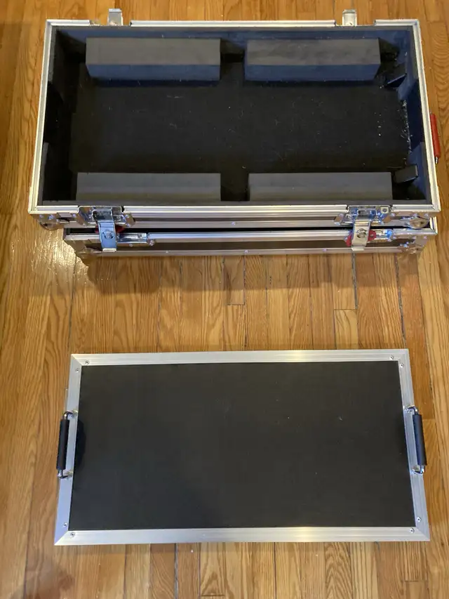 Gator Pedal Board Large with road case  in Amps & Pedals in City of Toronto - Image 3