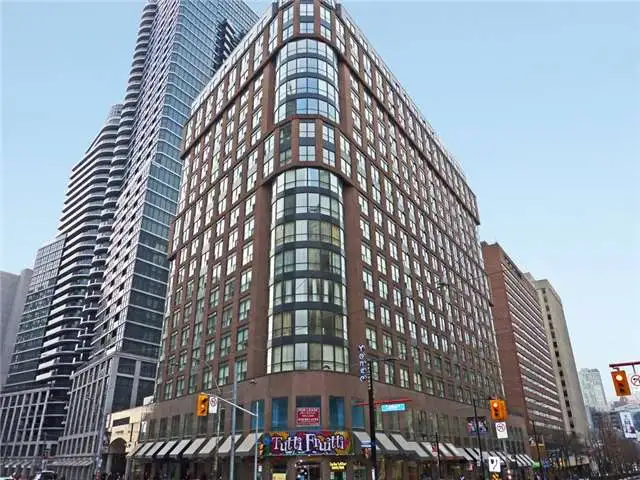 Beautiful 1 bedroom   den condo for rent at Yonge & College