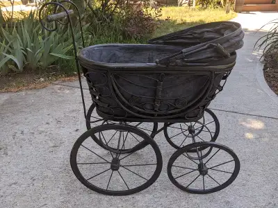 Antique stroller in excellent condition.