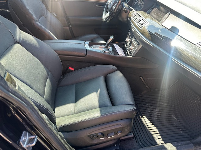 2015 BMW GRAN TURISMO 550i xDrive 4dr Hatchback AWD in Cars & Trucks in Calgary - Image 2