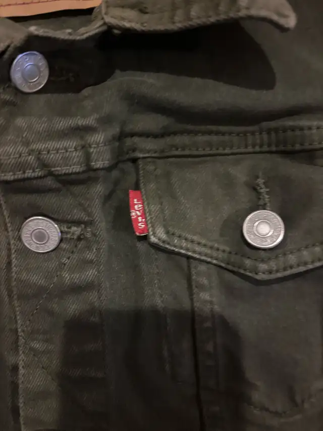 Army Green Denim Jacket - LEVI’S - Veste en Jeans in Women's - Tops & Outerwear in City of Montréal - Image 5