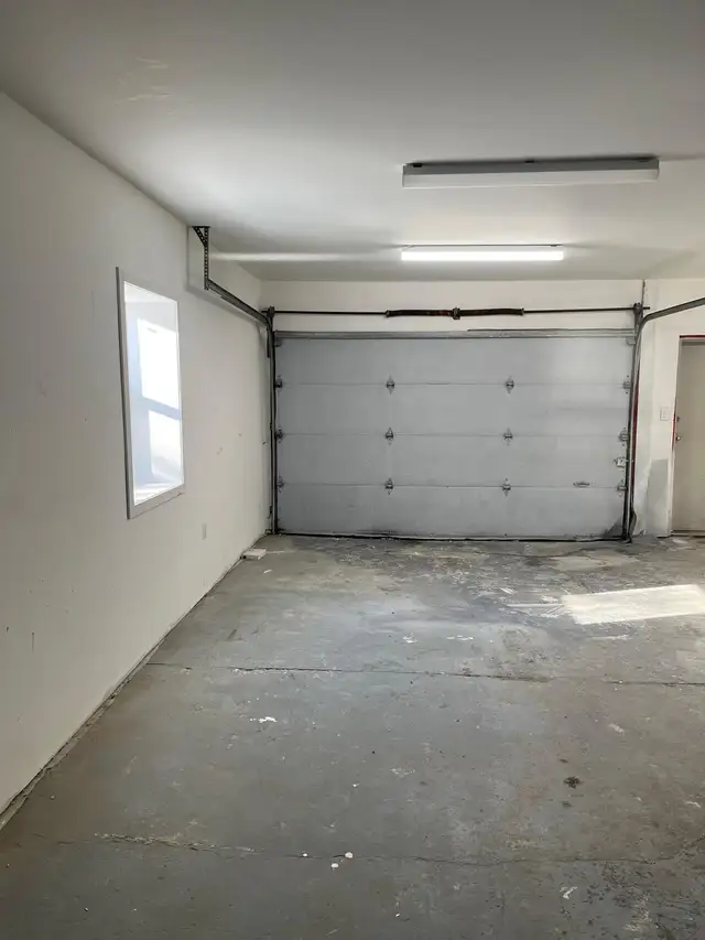 Commercial Unit with Bay Door