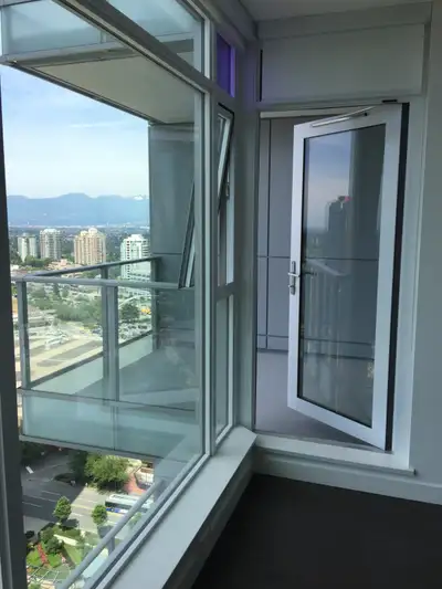 Experience luxury living in this bright 1 Bed + Den unit on the 29th floor of Met 2 in Metrotown. Th...