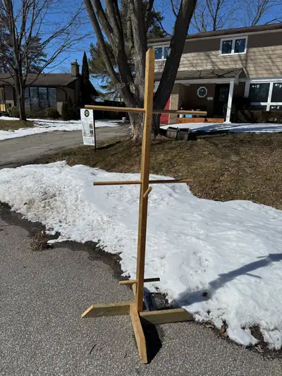 Curb alert. Free homemade hockey equipment drying rack. Elgin cres oakville grab it to use for hocke...