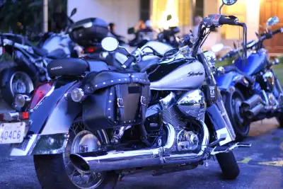 2004 Honda Shadow Aero 750 – Excellent Condition for its year with – Under 30,000 km (the batter is...