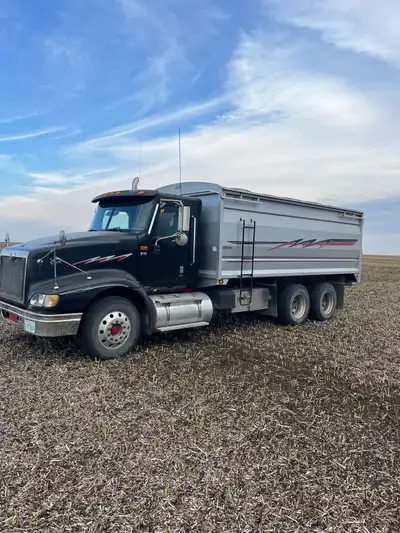 2005 9400i international tandem truck. Has Cummins isx. 1010556kms on truck. Runs great. 22inch rubb...