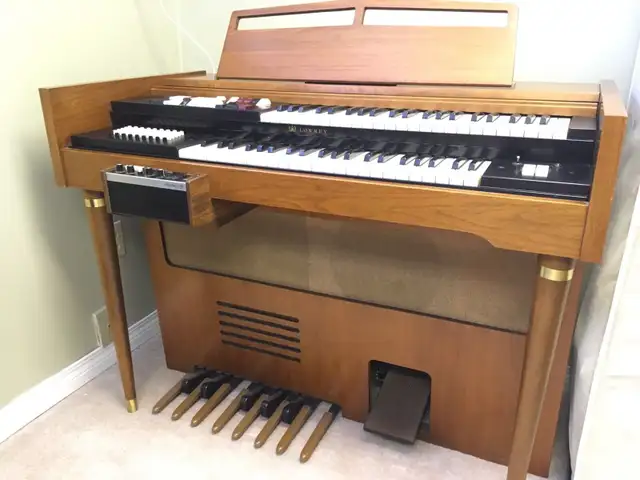 Lowrey holiday deluxe LSL model organ in Pianos & Keyboards in Calgary - Image 2