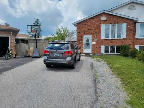 A decent five bedrooms semi detached in Niagara Falls. Located at 7803 Yvette Crescent. Clean and qu...