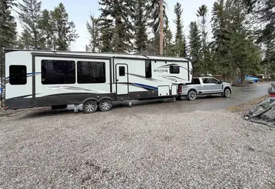 Experience comfort, space, and high-end features with this well-maintained 2019 Keystone Avalanche 3...