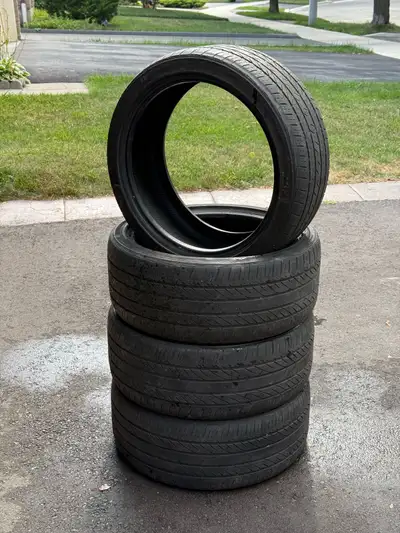 Used All-season tires in Great Condition! Bridgestone Turanza EL440 235/40/R19 Max load = 630kg Spee...