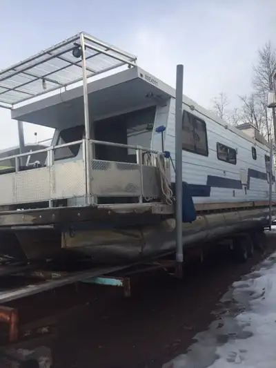 1983 HOLIDAY ROYAL 44' HOUSEBOAT on 3 Aluminum Pontoons and 4 axle Yard Trailer sleeps 6 + newly reb...