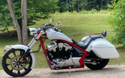 Belle moto, bien entretenue, sac rigide fixe Freins ABS prête à rouler