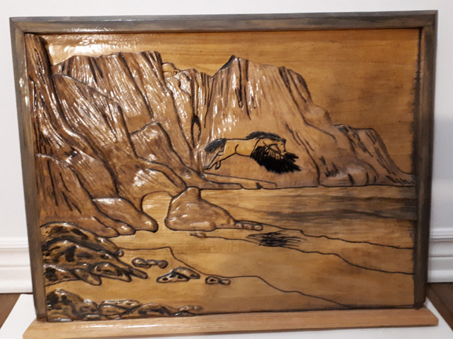Tableau en bois, Cheval sculpté dans les montagnes sur base dans Art et objets de collection  à Drummondville
