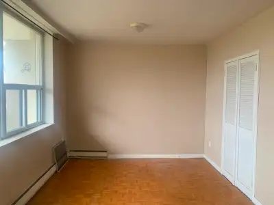 Room available for students \ Working Professional In a Shared Apartment close to Don mills Subway s...