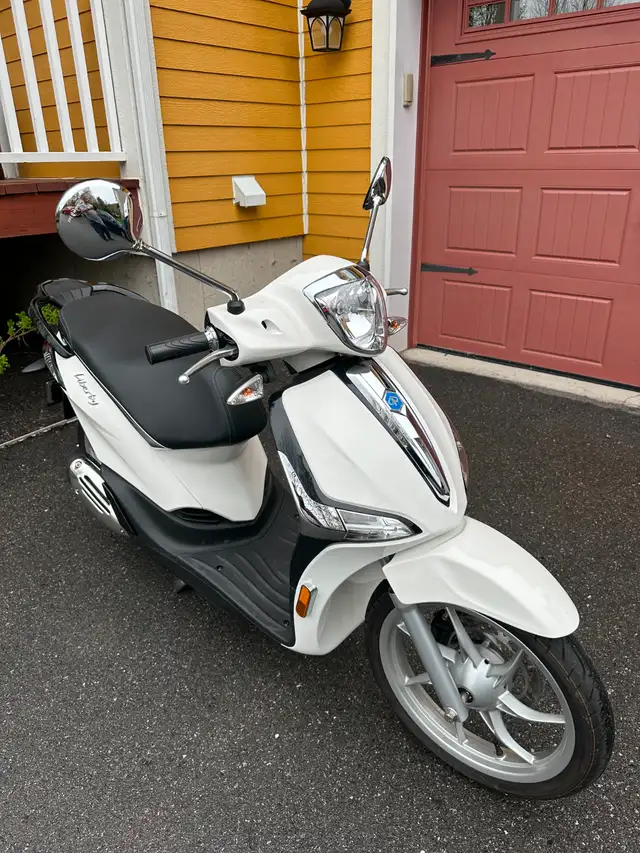 Scooter Piaggio Liberty 50 blanc 2022 in Scooters & Pocket Bikes in Granby - Image 6