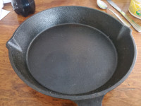 Cast iron frying pan 