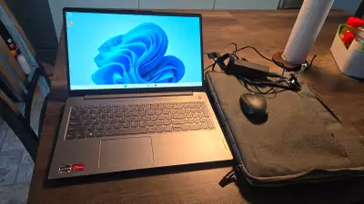 Lenovo IdeaPad Slim 3 15AMN8 + Souris Logitech MX2, View more