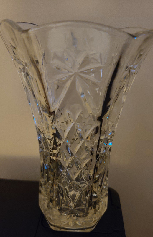 Vintage Tall Sunburst Scalloped Rimmed Cut Glass Vase in Home Décor & Accents in Dartmouth - Image 2