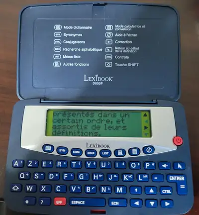 Dicitonnaire LExibook, comme neuf, je viens de changer la batterie, fonctionne très bien. Dictionnai...