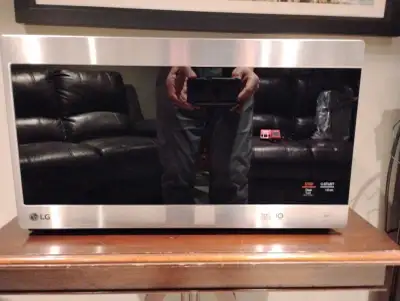 LG microwave oven in excellent condition, almost never used, and easy to just carry out. No complica...