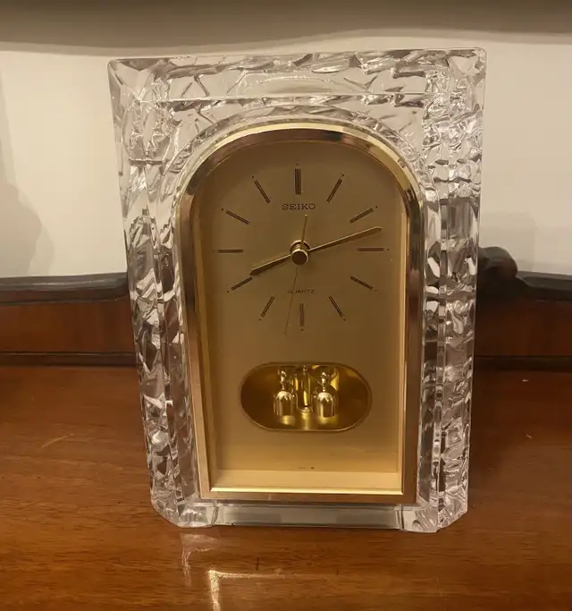 Vintage Seiko Quartz Crystal Mantle Clock Rotating Pendulum. in Home Décor & Accents in Markham / York Region - Image 2