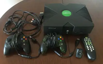 Xbox Original Classic avec accessoires - 2 manettes + DVD Remote, View more