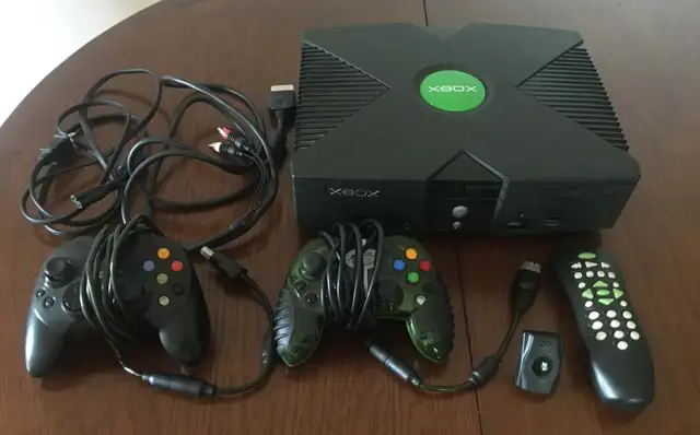 Xbox Original Classic avec accessoires - 2 manettes + DVD Remote in Older Generation in City of Montréal - Image 2